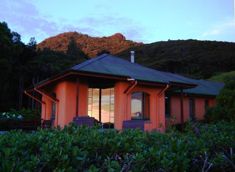 Earthsong Lodge Tryphena Extérieur photo