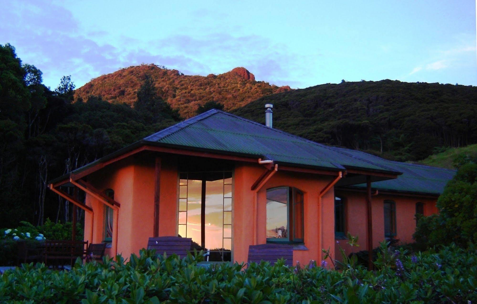 Earthsong Lodge Tryphena Extérieur photo